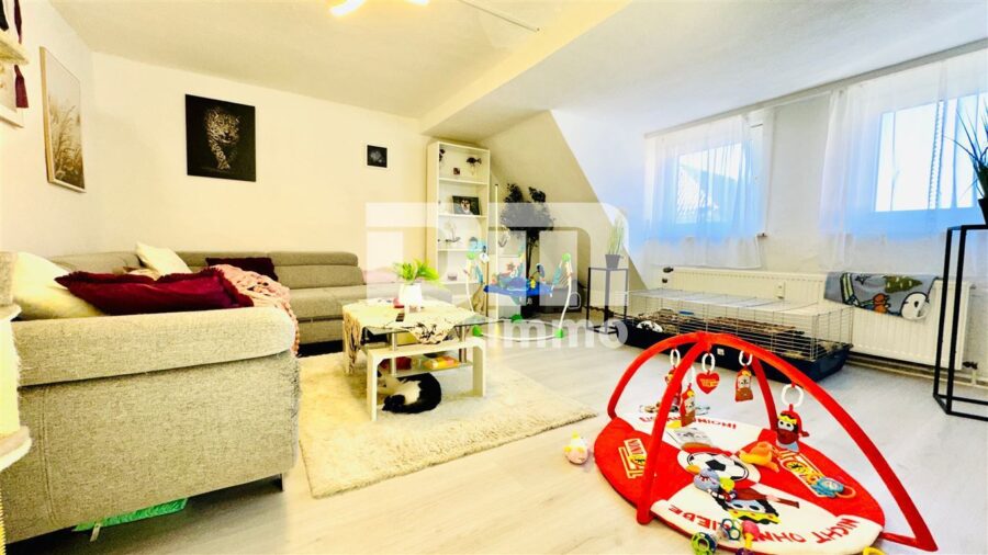 Vollvermietetes Wohn- und Gewerbeensemble: 3 Wohnungen + 2 Gewerbeeinheiten - WE3 DG Wohnzimmer